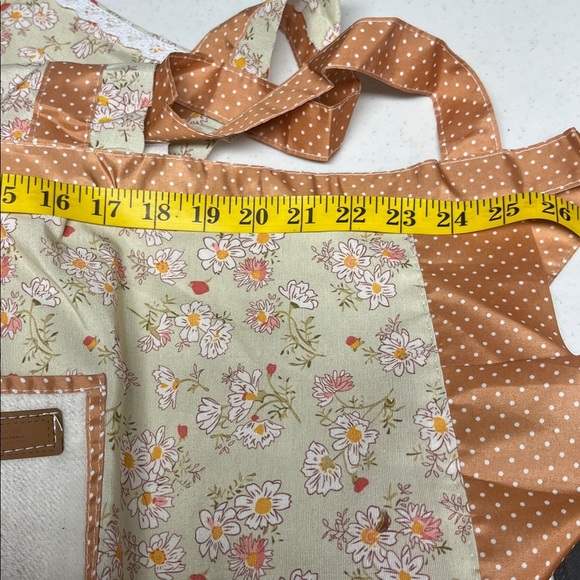 Floral Apron with Pocket Ruffle Details - Picture 10 of 10